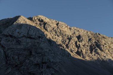 Sonbaharda Avusturya 'nın Karwendel Hohenweg kentindeki Karwendel dağlarında günbatımı