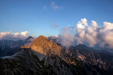 Sonbaharda Avusturya 'nın Karwendel Hohenweg kentindeki Nordlinger barakasından panoramik manzara Freyungen dağları