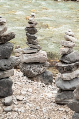 Sonbaharda Avusturya 'nın Scharnitz kentindeki Isar Nehri kaynaklı manzara
