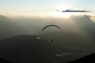 Sonbaharda Avusturya 'nın Karwendel Hohenweg kentindeki Nordlinger barakasından paraglider ile panoramik manzara