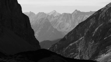 Stempeljoch Vahşi Bande Steig Karwendel dağlarında Karwendel Hohenweg, Avusturya sonbaharda