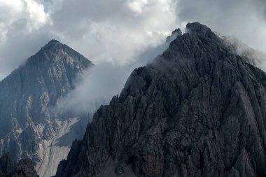 Sonbaharda Avusturya 'nın Karwendel Hohenweg kentinde panoramik manzara Nordlinger kulübesi