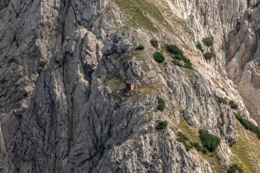 Avusturya, Karwendel Hohenweg 'de sonbaharda su kaynağı