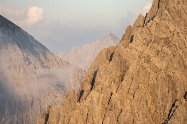 Sonbaharda Avusturya 'nın Karwendel Hohenweg kentindeki Nordlinger barakasından panoramik manzara