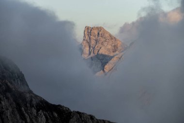 Sonbaharda Avusturya 'nın Karwendel Hohenweg kentinde panoramik manzara Nordlinger kulübesi