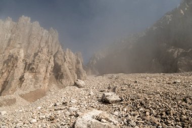 Eppzirler Scharte, Karwendel dağları, Solsteinhaus kulübesi, Karwendel Hohenweg, Avusturya sonbaharda