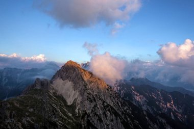 Sonbaharda Avusturya 'nın Karwendel Hohenweg kentindeki Nordlinger barakasından panoramik manzara Freyungen dağları