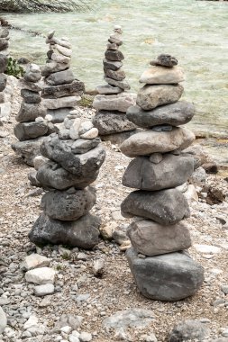Sonbaharda Avusturya 'nın Scharnitz kentindeki Isar Nehri kaynaklı manzara