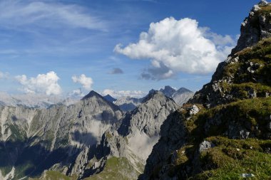 Sonbaharda Avusturya 'nın Karwendel Hohenweg kentindeki Nordlinger barakasından panoramik manzara