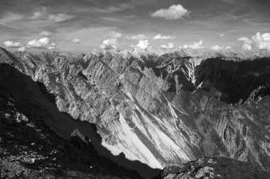 Sonbaharda Avusturya 'nın Karwendel Hohenweg kentindeki Nordlinger barakasından panoramik manzara Freyungen dağları