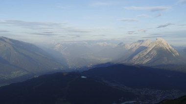 Sonbaharda Avusturya 'nın Karwendel Hohenweg kentindeki Nordlinger barakasından panoramik manzara