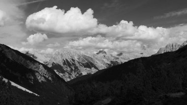 Karwendel dağları sonbaharda Avusturya 'nın Karwendel Hohenweg kentinde