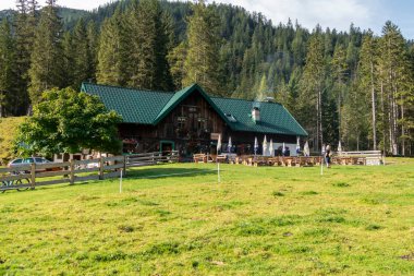 Sonbaharda Avusturya 'nın Karwendel Hohenweg kentindeki Karwendel dağlarında Moeslalm