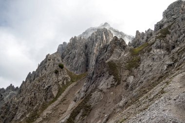 Sonbaharda Avusturya, Karwendel Hohenweg 'de Ursprungssattel Nordlinger kulübesi