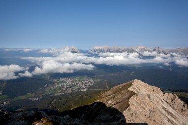 Sonbaharda Avusturya 'nın Karwendel Hohenweg kentindeki Nordlinger barakasından panoramik manzara Hohe Munde
