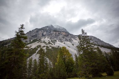 Sonbaharda Avusturya 'nın Scharnitz kentindeki Isar Nehri kaynaklı manzara