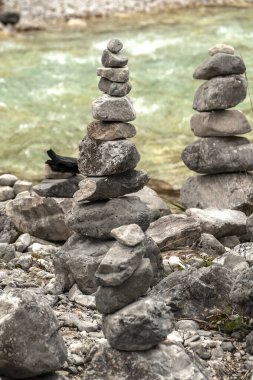 Sonbaharda Avusturya 'nın Scharnitz kentindeki Isar Nehri kaynaklı manzara