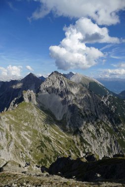 Sonbaharda Avusturya 'nın Karwendel Hohenweg kentindeki Nordlinger barakasından panoramik manzara Freyungen dağları