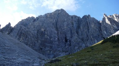 Karwendel dağları sonbaharda Avusturya 'nın Karwendel Hohenweg kentinde