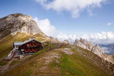 Sonbaharda Avusturya 'nın Karwendel Hohenweg kentinde Nordlinger kulübesi