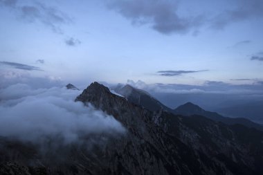 Sonbaharda Avusturya 'nın Karwendel Hohenweg kentindeki Nordlinger barakasından panoramik manzara Freyungen dağları