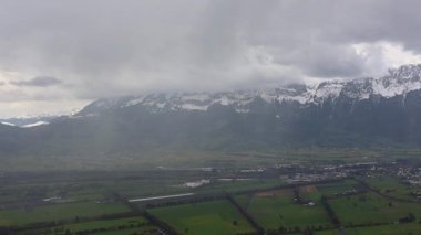 Planken 'deki dağ manzarası Lihtenştayn Prensliği, Lihtenştayn Patikası, Avrupa