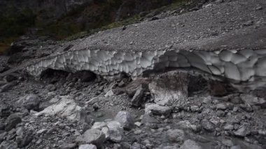 Bavyera, Almanya 'daki Schoenau am Koenigssee' deki Watzmann buz kilisesinin Pan çekimi.