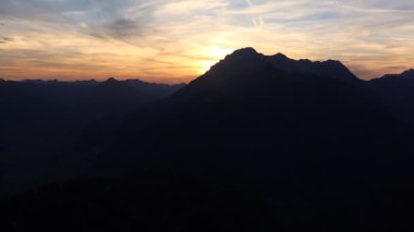 Gün batımında dağ manzarası Steinernes Meer, Peter Wiechenthaler kulübesi, Tyrol, Avusturya, 4K