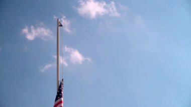 Vinç ABD bayrağı mavi gökyüzü ile