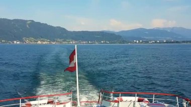 Arkasında Avusturya bayrağı olan Constance Gölü, Avusturya, Avrupa 'da bir gemide seyahat etmek.