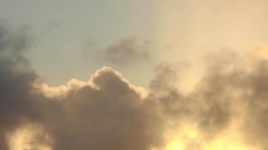 Zaman atlamalı tarafından geçen karanlık bulutlar 