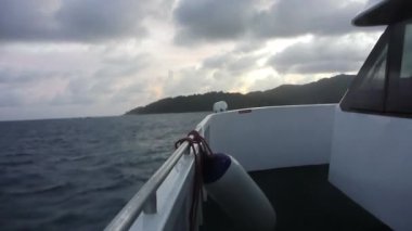 Gün batımında, Seyşel Adaları Hint Okyanusu üzerinde gemi