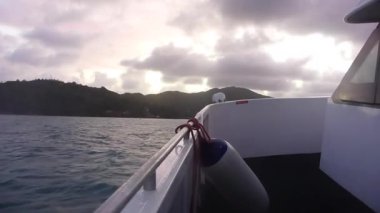 Gün batımında, Seyşel Adaları Hint Okyanusu üzerinde gemi