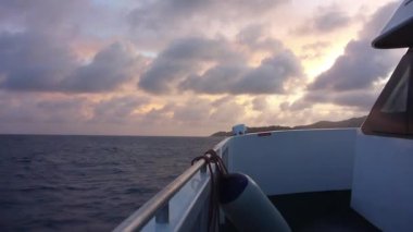 Hint Okyanusu günbatımı, Praslin Adası, Seyşel Adaları'nda gemi
