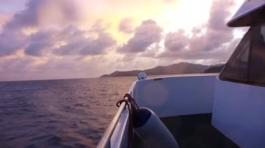 Hint Okyanusu günbatımı, Praslin Adası, Seyşel Adaları'nda gemi