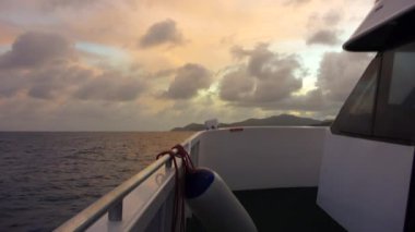 Hint Okyanusu günbatımı, Praslin Adası, Seyşel Adaları'nda gemi