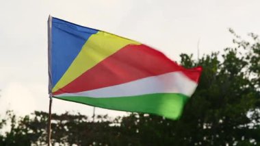 Seyşeller ulusal bayrak bayrak direği üzerinde