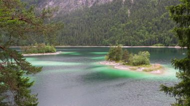 Eibsee 'de küçük bir ada, Bavyera' da dağ gölü, Zugspitze dağı, Almanya
