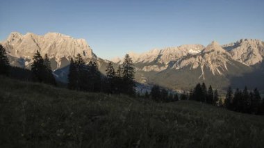 Gündoğumu hızlandırılmış dağ manzarası Zugspitze ve Ehrwalder Sonnenspitz dağları, Tyrol, Avusturya 