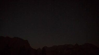 Gündoğumu hızlandırılmış dağ manzarası Zugspitze ve Ehrwalder Sonnenspitz dağları, Tyrol, Avusturya 