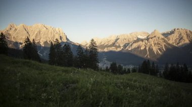 Gündoğumu hızlandırılmış dağ manzarası Zugspitze ve Ehrwalder Sonnenspitz dağları, Tyrol, Avusturya 