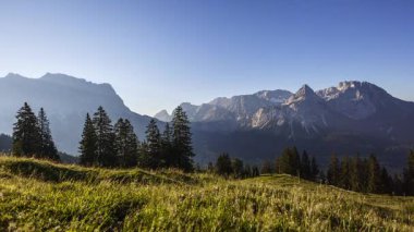 Gündoğumu hızlandırılmış dağ manzarası Zugspitze ve Ehrwalder Sonnenspitz dağları, Tyrol, Avusturya 