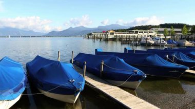 Almanya, Bavyera 'daki Chiemsee Gölü Limanı, yüksek çözünürlüklü klip