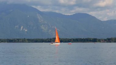 Bavyera Gölü 'nde yelken açmak, Chiemsee, yüksek çözünürlüklü video.