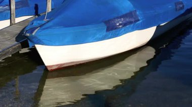 Chiemsee Gölü rıhtımında sürat tekneleri