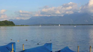 Almanya, Bavyera 'da Chiemsee Gölü Panoraması, yüksek çözünürlüklü video
