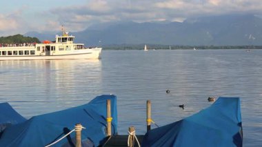 Almanya, Bavyera 'da Chiemsee Gölü Panoraması, yüksek çözünürlüklü video