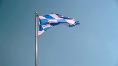 Mavi gökyüzünün önündeki bulutlu bayrak direğinde Bavyera bayrağı