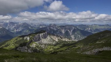 Rofan dağlarındaki hızlandırılmış dağ manzarası, Tyrol, Avusturya, 4K