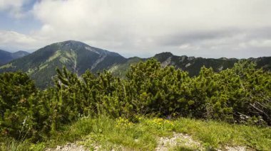 Heimgarten Dağı, Bavyera, Almanya 'dan geçen bulutların zaman akışı